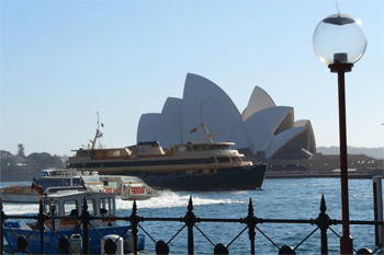 Sydney Harbour  |  Opera House | ferries passing by  |  Photo: RBerude